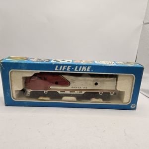 Life-Like Trains - Santa Fe Powered Locomotive - HO Scale 8689 F-7 LOCO SFE. 